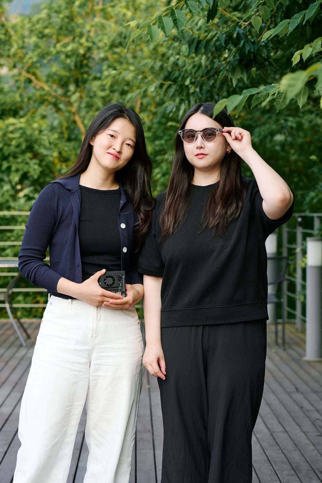 정진서랑과 이주연이 나란히 서 있고, 이주연이 AI 안경을 쓰고 있다.