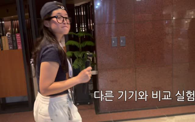 실내 복도를 걸으며 촬영한 1인칭 장면.