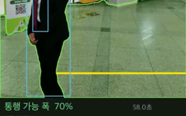 복도 바닥의 지나갈 수 있는 폭을 노란 선으로 표시한 화면.